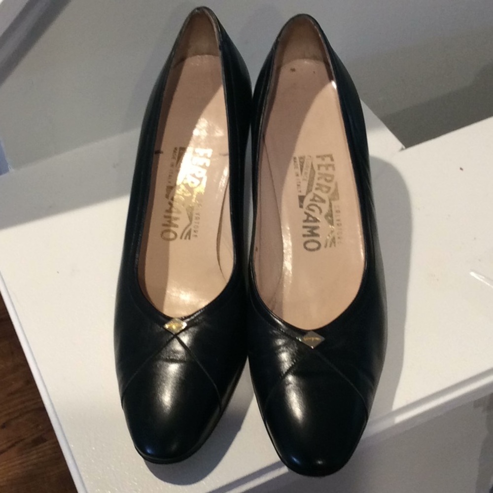 Salvatore Ferragamo Vintage Classic Kitten Heel 9